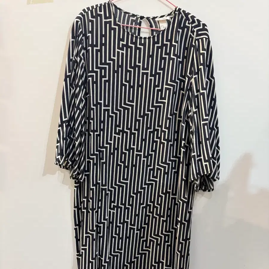 H&M 블랙앤화이트 기하학 패턴 긴팔 원피스