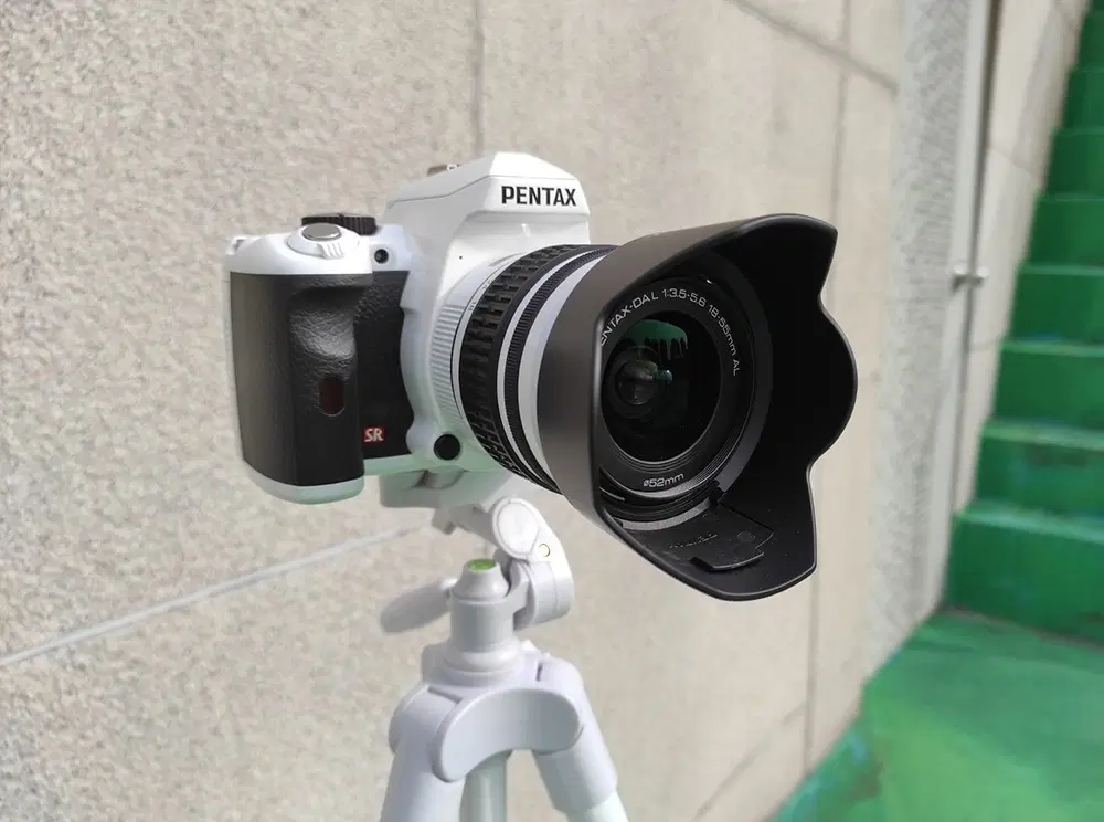 새제품과 동일한 상태의 DSLR 입문용 예쁜 펜탁스 카메라와 용품 일체 50만원 팝니다.