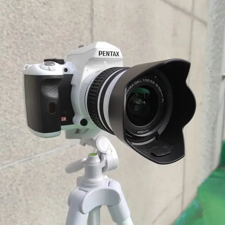 새제품과 동일한 상태의 DSLR 입문용 예쁜 펜탁스 카메라와 용품 일체 50만원 팝니다.