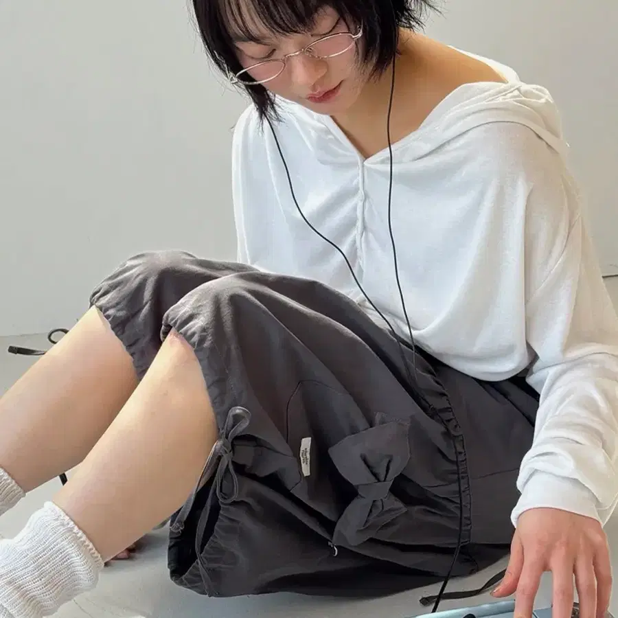 론론 RIBBON POCKET BERMUDA PANTS CHARCOAL