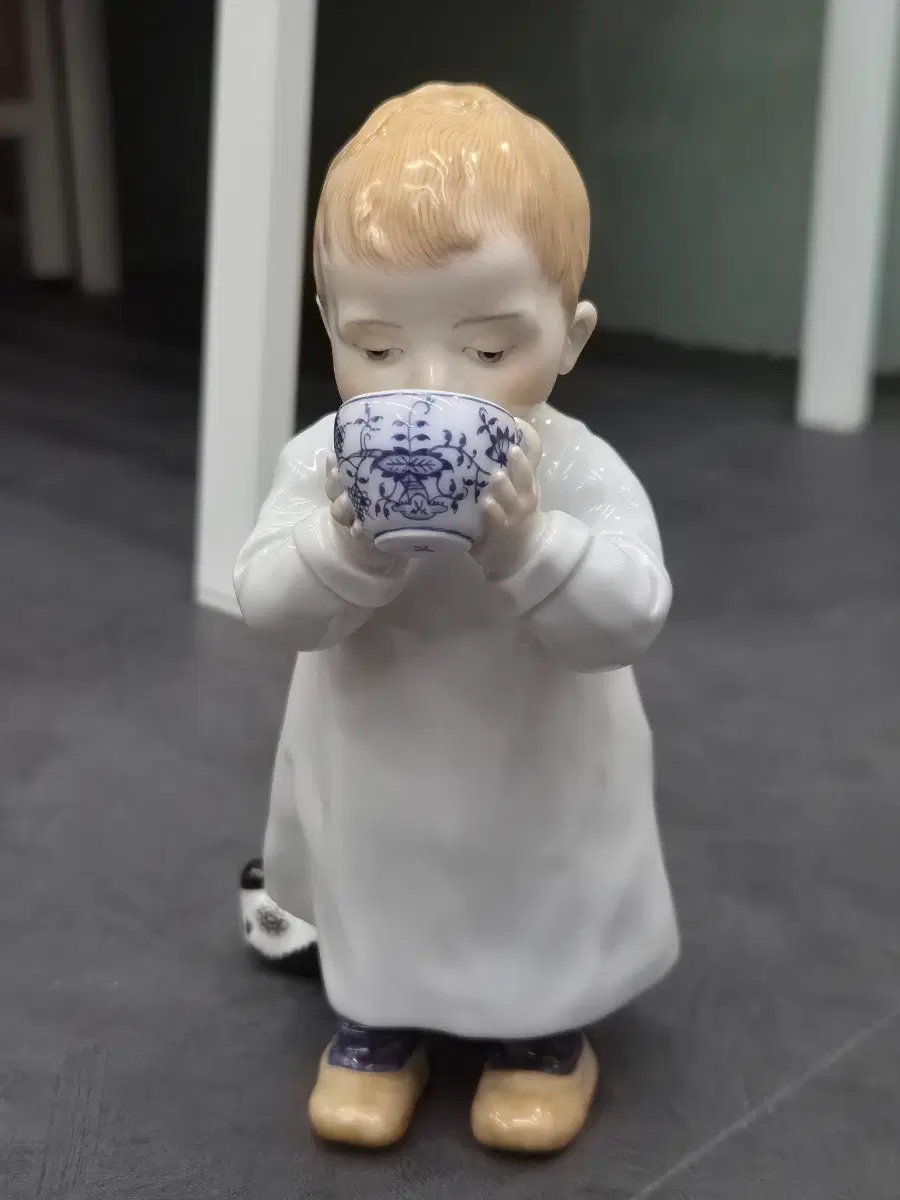 마이센 칠드런 시리즈 우유 마시는 아이 피겨린