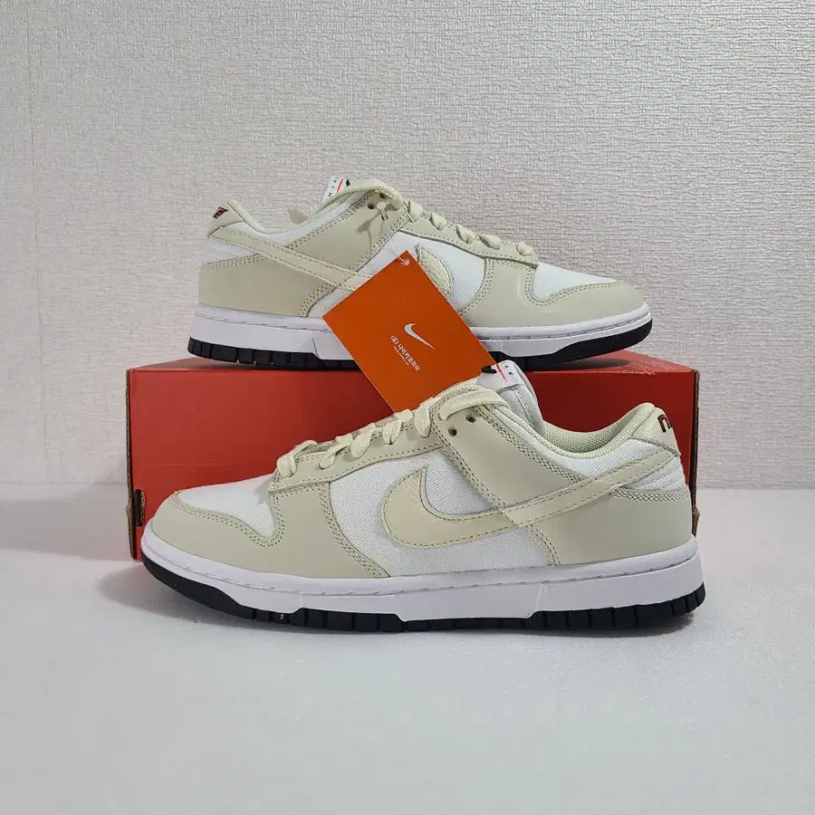 [새상품] 245 나이키 여성 운동화 덩크 로우 LX NBHD DZ2710-100