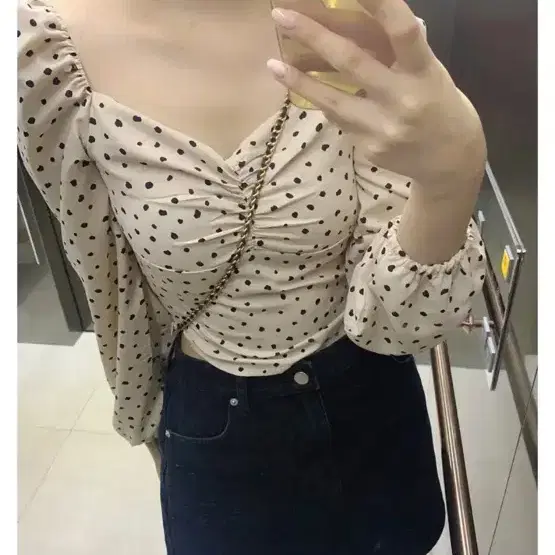 제니오 도트 패턴 셔링 퍼프 소매 블라우스