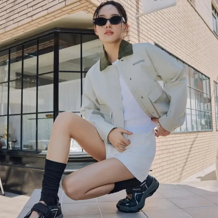 디스커버리 여성 크롭 자켓 라이트 베이지
