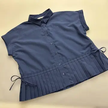 BEAMS HEART 슬리브리스 플리츠 블라우스