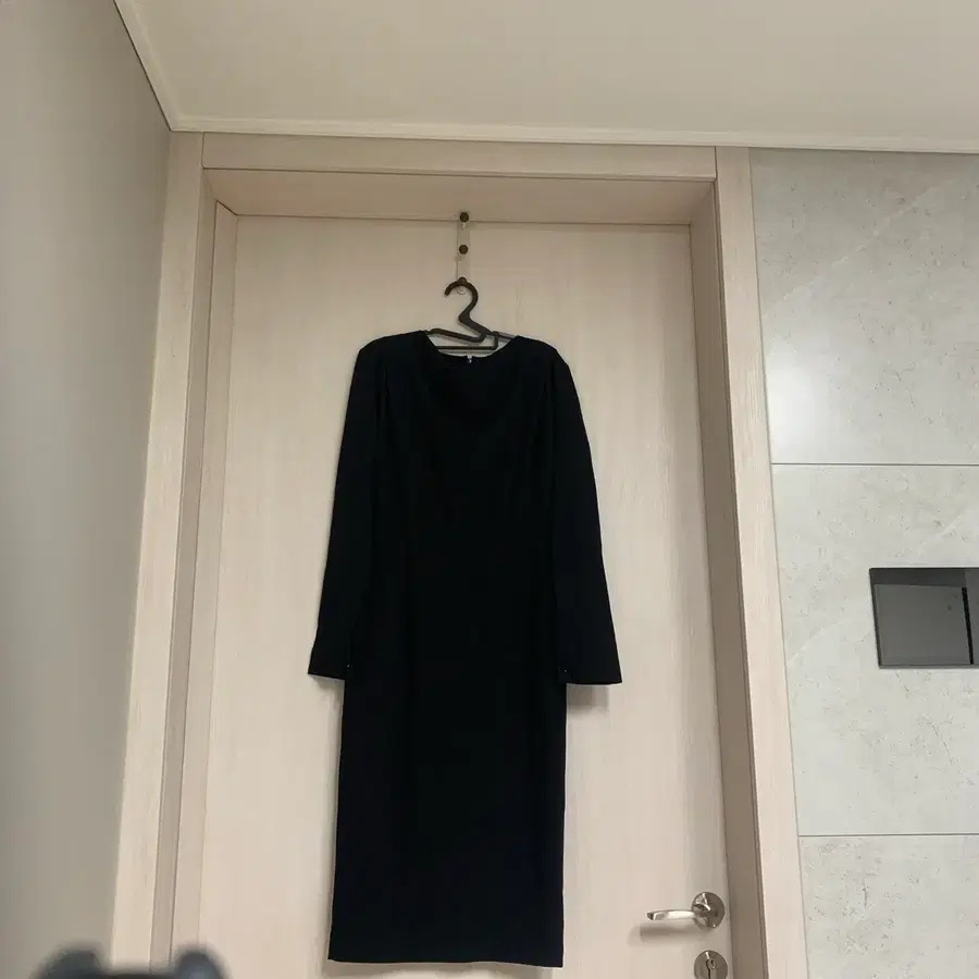블랙 긴팔 드레이프 롱 원피스