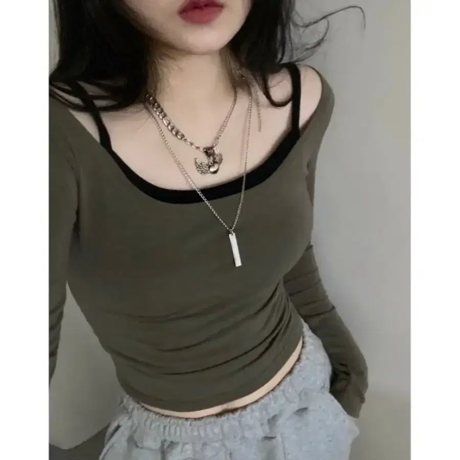 보스 와이드 딥 유넥 오프숄더 크롭 긴팔 티셔츠 판매 에이블리 댄스부
