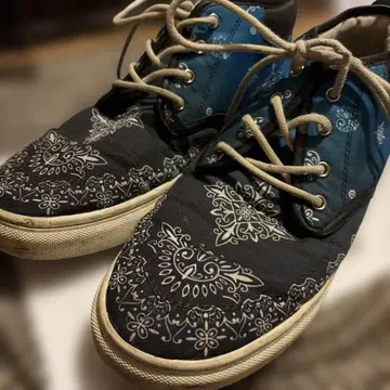 UBIQ 스니커즈 반다나 패턴 네이비 블랙