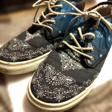 UBIQ 스니커즈 반다나 패턴 네이비 블랙