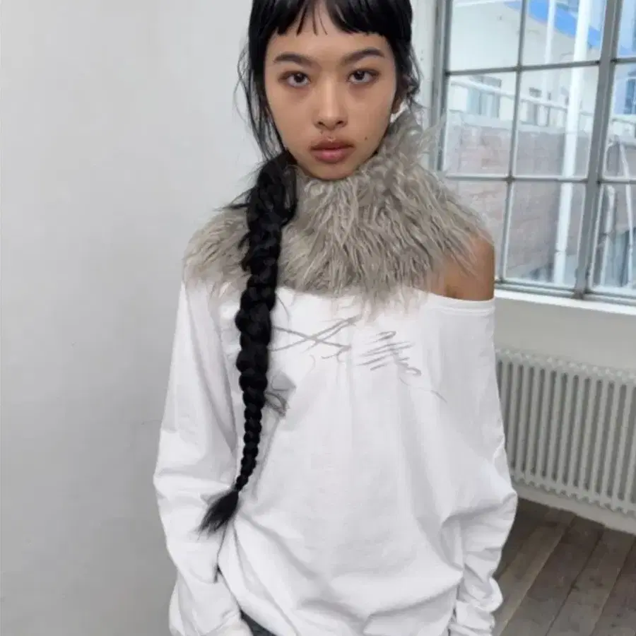55~77 포르테나 오프숄더 루즈핏 긴팔티 화이트