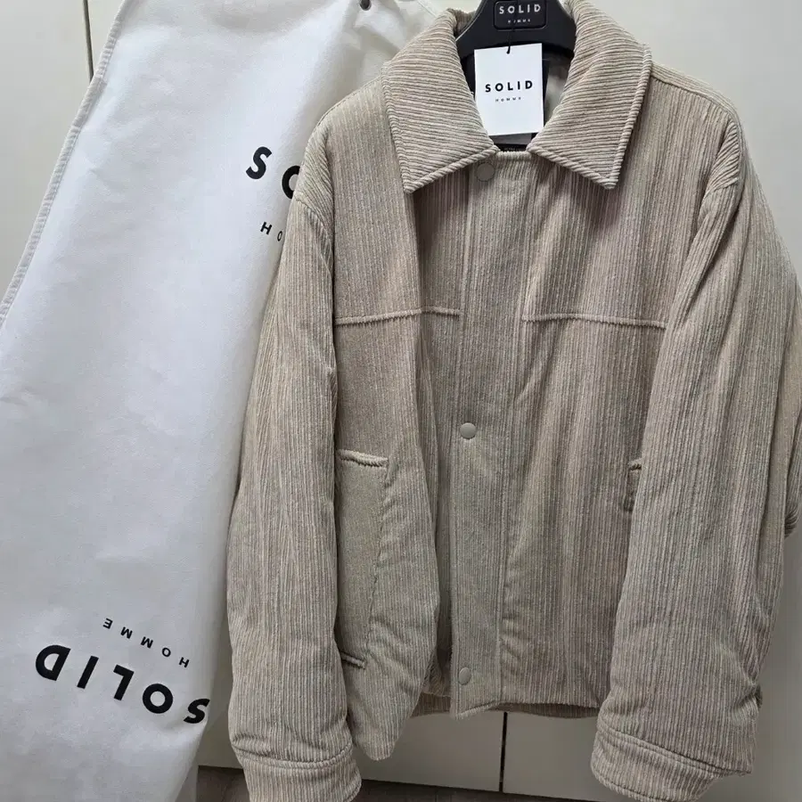 솔리드옴므 코듀로이 구스다운 숏패딩 아이보리 22fw 100(48)사이즈 새상품급 판매