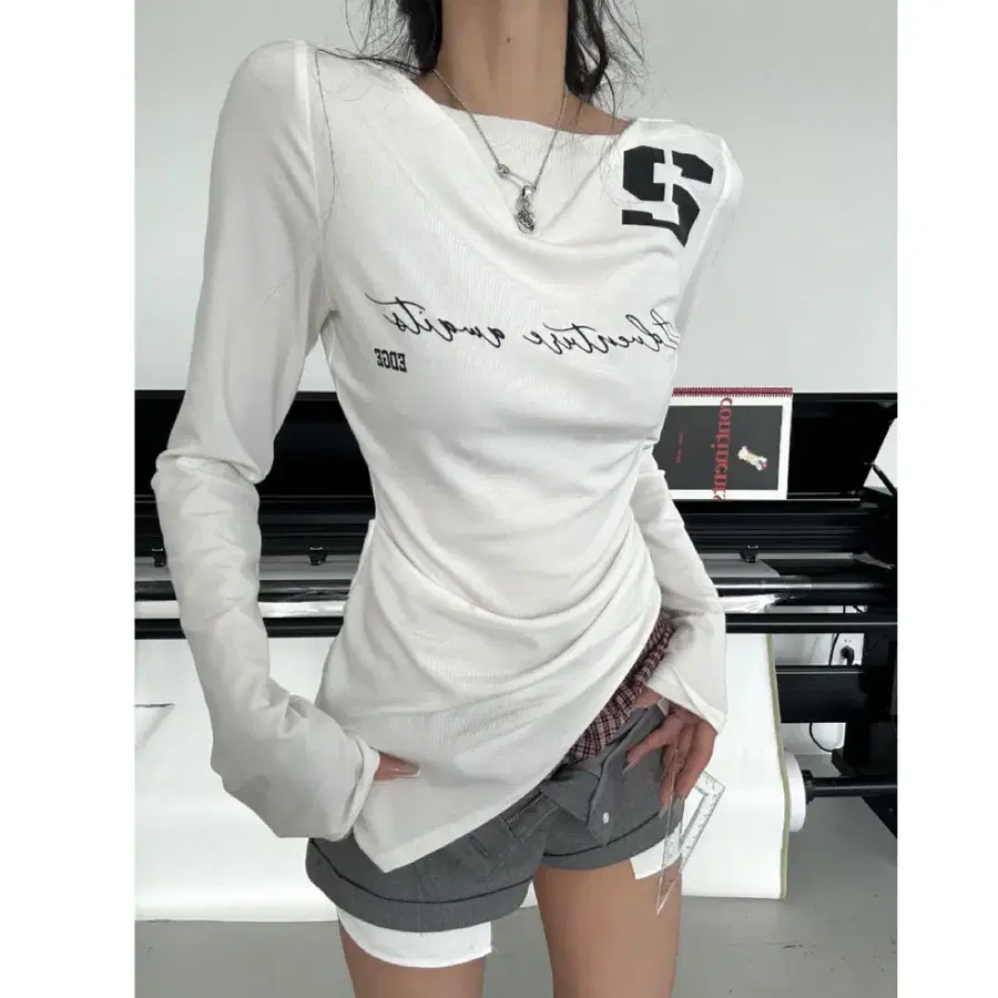 WARDEN EDGE 워든엣지 티셔츠 긴팔티 화이트 오프숄더 언레귤러 티셔츠