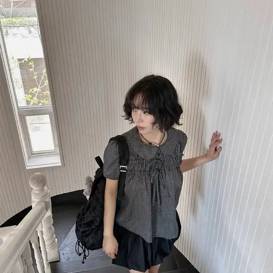 라운드 블랙체크 카라 셔링 퍼프 반팔블라우스 새것