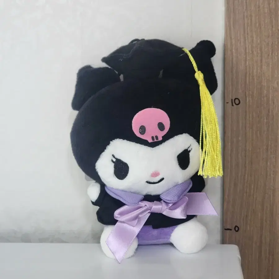 쿠로미 학사모 키링 인형