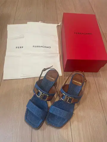 FERRAGAMO 간치니 샌들 7 1/2