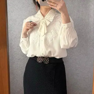 빈티지 쇼와 레트로 구제 의류 클래시컬 자수 블라우스 리본 포함 아이보리 화이트 계열