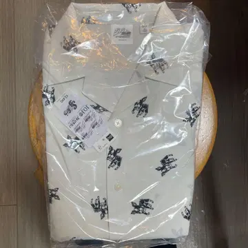 GU 죠죠의 기묘한 모험 이기 반팔 셔츠 xs