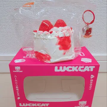 LUCK CAT 랙캣 스퀴즈 스트로베리 케이크