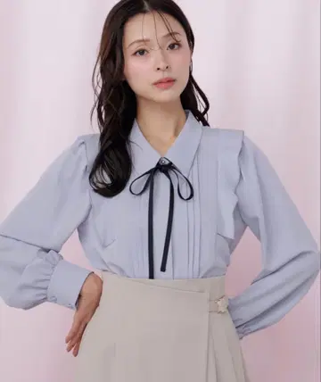 질 바이 질 스튜어트 리본 포함 핀턱 블라우스