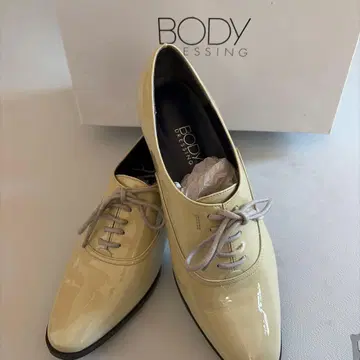 미사용 새상품 BODY DRESSING 에나멜 레이스업 슈즈