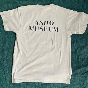 ANDO MUSEUM 티셔츠 베이지 M 사이즈
