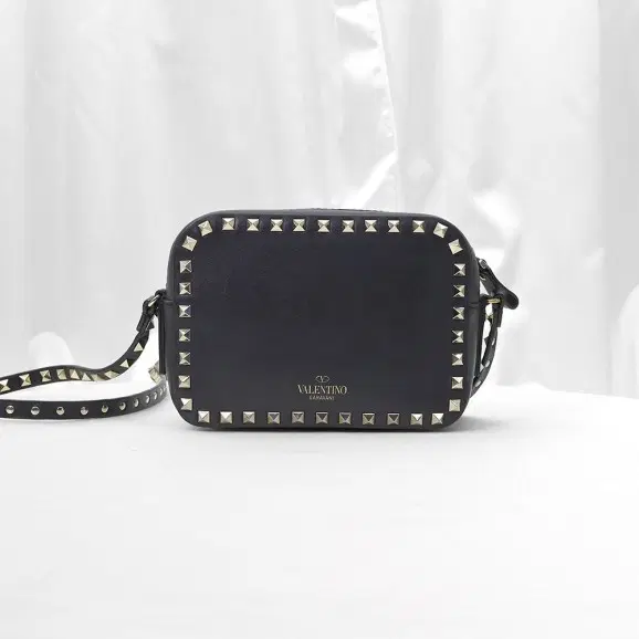 Valentino(발렌티노) NW1B0809VSF 블랙 카프스킨 락스터드 스몰 카메라 크로스백