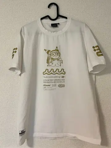 muta와 쿠로미 t셔츠 화이트