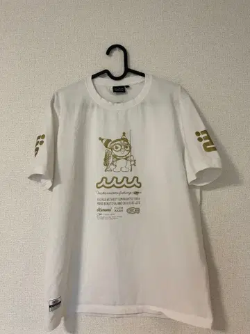 muta와 쿠로미 t셔츠 화이트