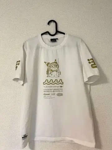 muta와 쿠로미 t셔츠 화이트