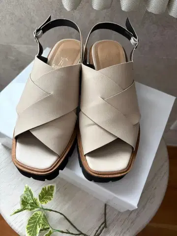 새상품급 키다리 아저씨 크로스 스트랩 샌들 아이보리