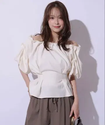 [새상품] Mystrada 오프숄더 턱 개더 블라우스 화이트 M 사이즈