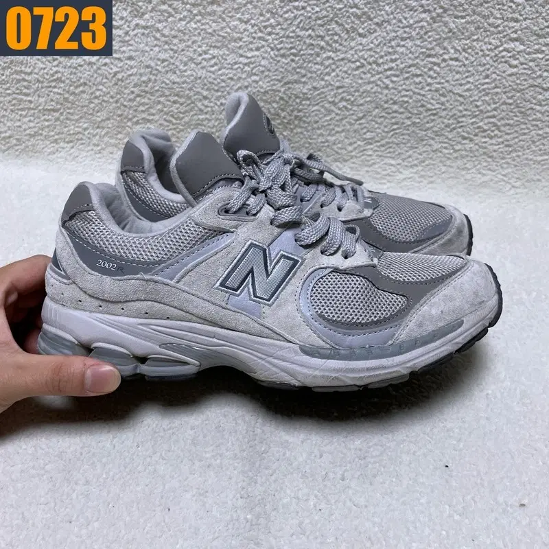 265 뉴발란스 2002R 회색 운동화 스니커즈