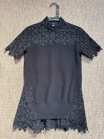 sacai 레이스 절개 반팔 니트 블랙