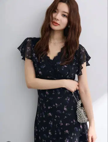 새상품 L 사이즈 뉴앙스 플라워 레이스 포인트 쉬폰 원피스
