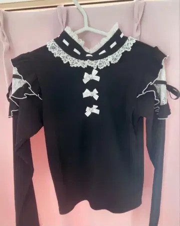 NOEMIE 키라키라 리본 오픈 숄더 프티 하이 티셔츠
