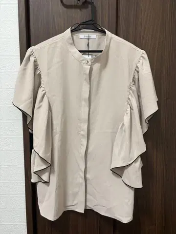 T chichi 반팔 블라우스 베이지 프릴