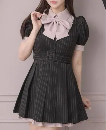 pium 리본 타이 부착 플리츠 미니 원피스 블랙 스트라이프