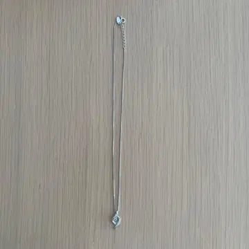 실버 색상 목걸이 스톤 포함