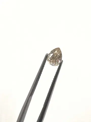 레어 TYPE 2a 너무 귀여운 페어 쉐이프 라이트 브라운 0.704ct