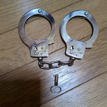 수갑 열쇠 포함 코스프레용 중후한 느낌 있습니다