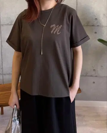 ROSIEE M 로고 브로치풍 셔츠