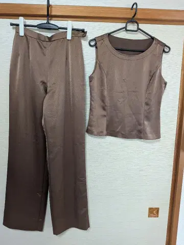 광택감 있는 브라운 팬츠 셋업