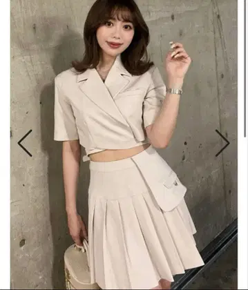 하프 슬리브 디자인 자켓 플리츠 스커트 다리치