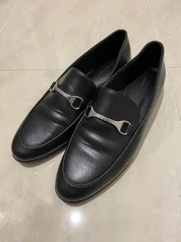 새상품급 찰스앤키스 로퍼 블랙 25.5cm