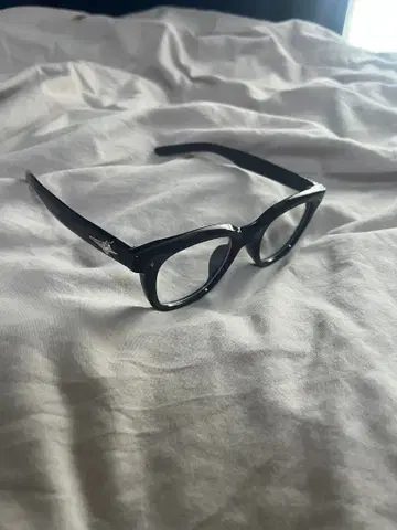 블랙 프레임 안경 아이웨어