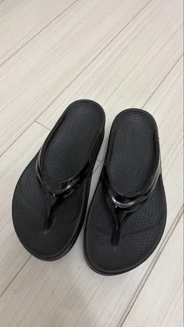 새상품급! OOFOS OOmega 리커버리 샌들 블랙 38 24cm