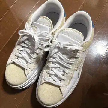 PUMA 크러쉬드 스니커즈 통굽 화이트 베이지