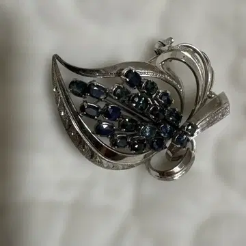 사파이어 색상의 돌과 소재 실버의 브로치입니다. 어머니께 물려받았으나 돌의 종류를 알 수 없어