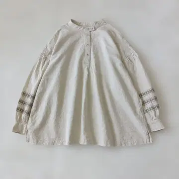 Cloudnine 개더 슬리브 블라우스 자수 밴드 카라 면린넨