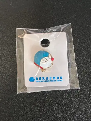 도라에몽 미래 백화점 한정판 미개봉 데코레이션 핀 배지 옆모습